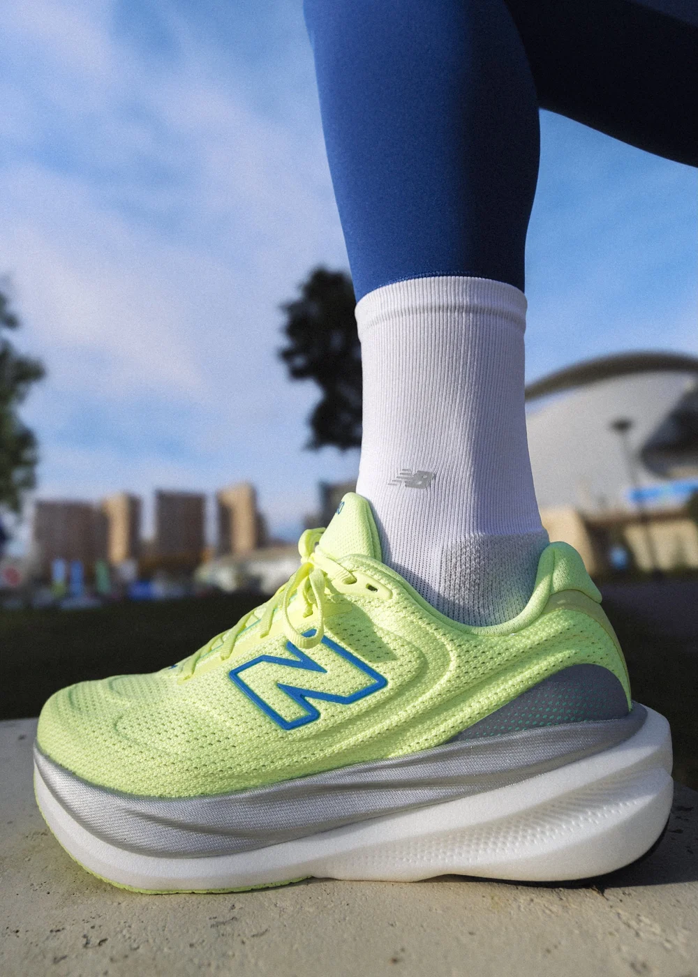 Chaussure de running New Balance en gros plan en contre-plongée, shooting produit en extérieur