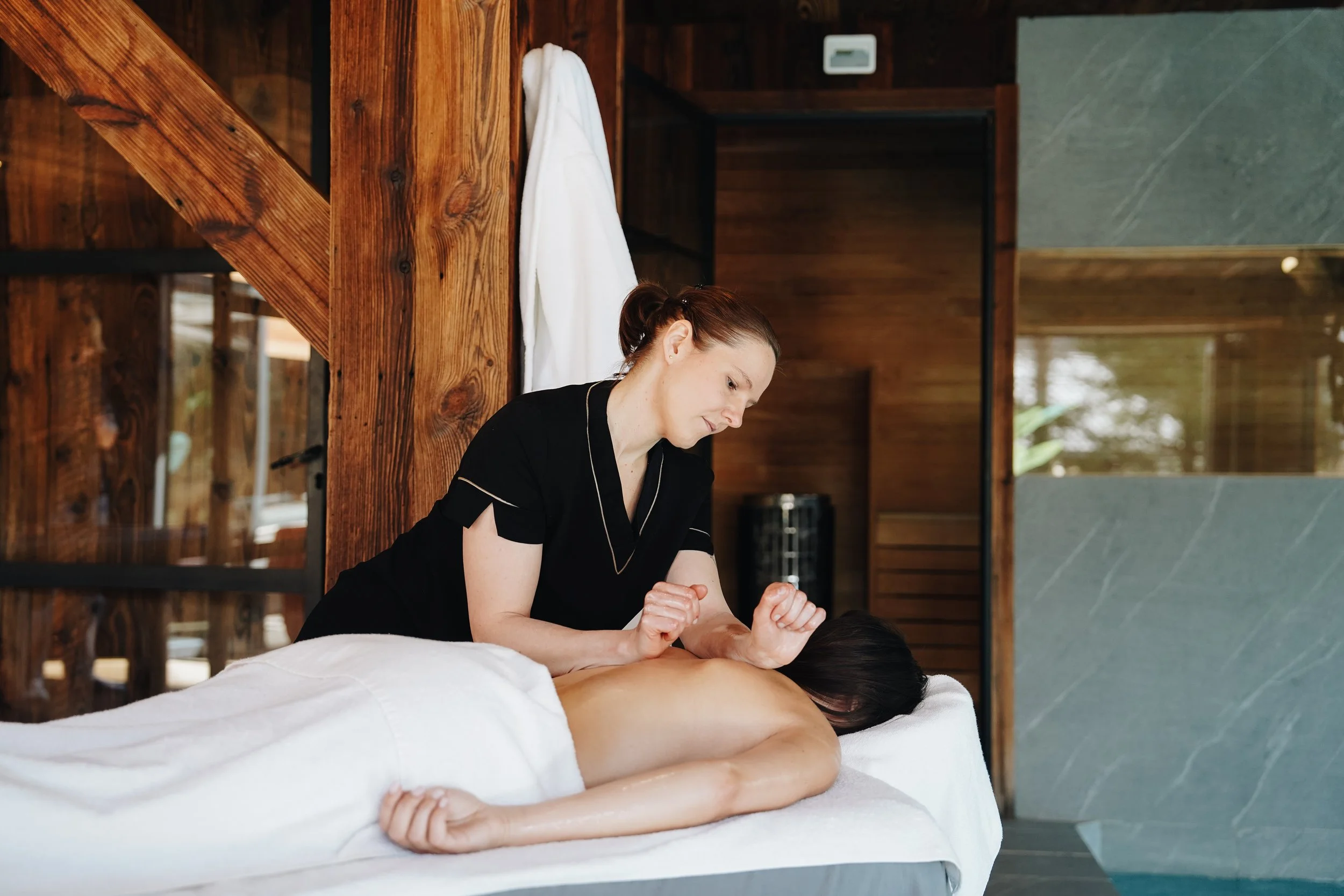 Massage dans l'espace bien-être d'un chalet de luxe à Serre-Chevalier, campagne immobilière Résidentiae