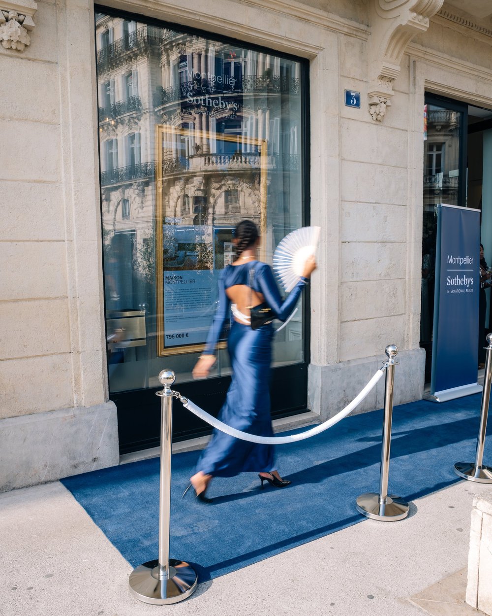 Arrivée sur le tapis bleu de l'inauguration Sotheby's, reportage photo et vidéo par notre agence événementielle