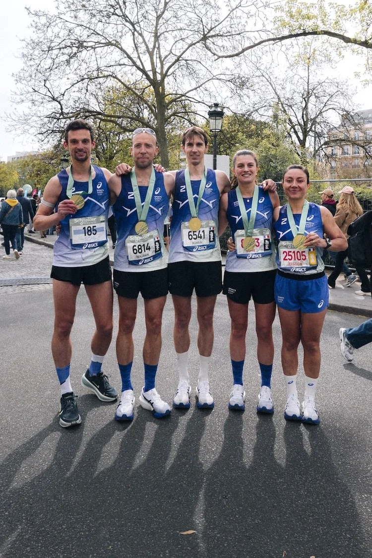 Finishers médaillés après une course, couverture photo d'événement sportif par notre équipe