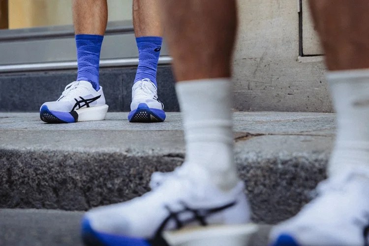 Chaussures de coureurs sur une marche, couverture photo d'un événement sportif