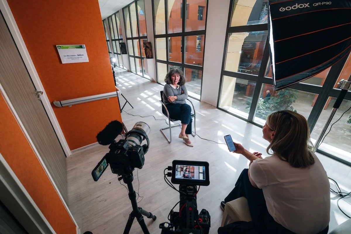 Coulisses d'une interview filmée dans un couloir d'hôpital, vidéo corporate santé