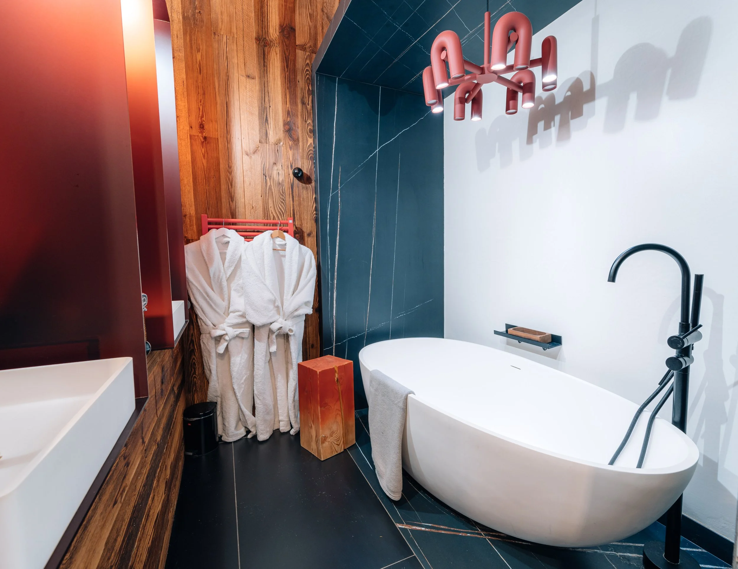 Salle de bain avec baignoire îlot dans un chalet d'exception à Serre-Chevalier, Résidentiae