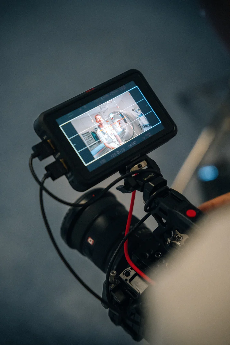 Moniteur de contrôle et caméra cinéma sur le tournage d'une interview corporate