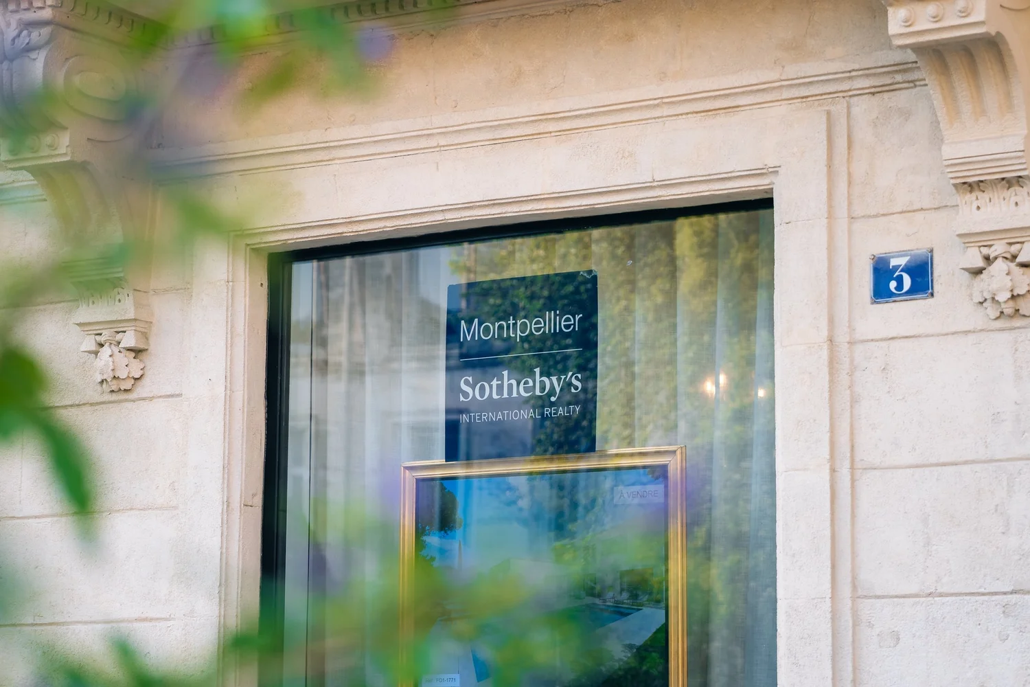 Vitrine de l'agence Sotheby's International Realty à Montpellier