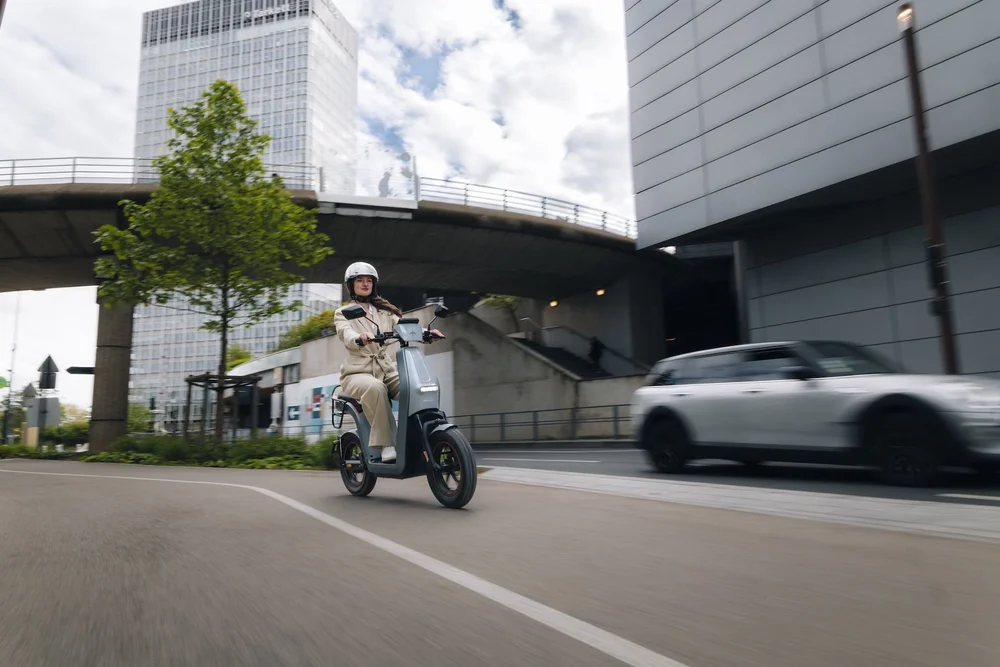 Scooter électrique Hillstorm en ville, campagne de lancement photo et vidéo