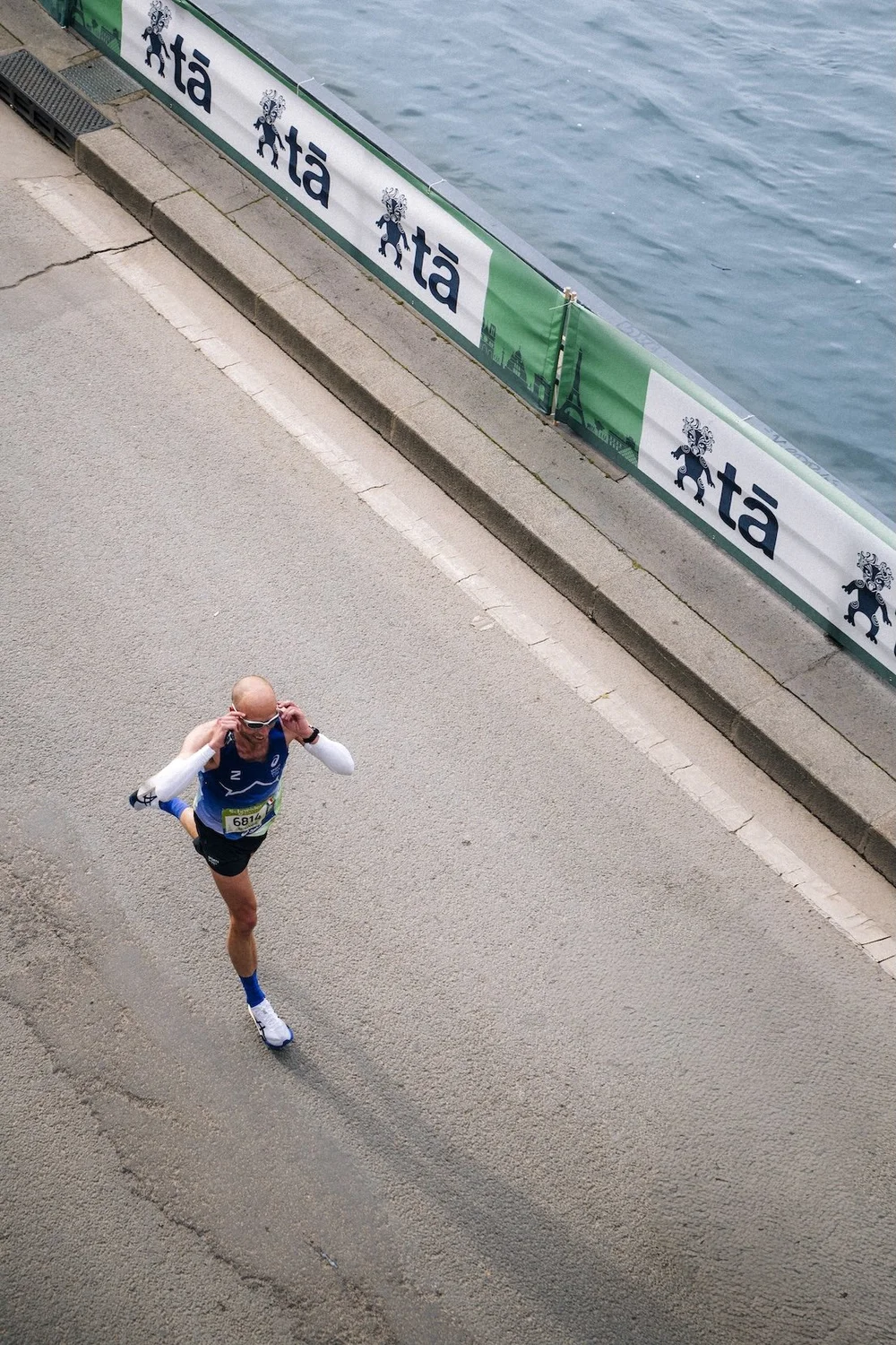 Coureur vu d'en haut le long d'un quai pendant un marathon, photographie de course au bord de l'eau