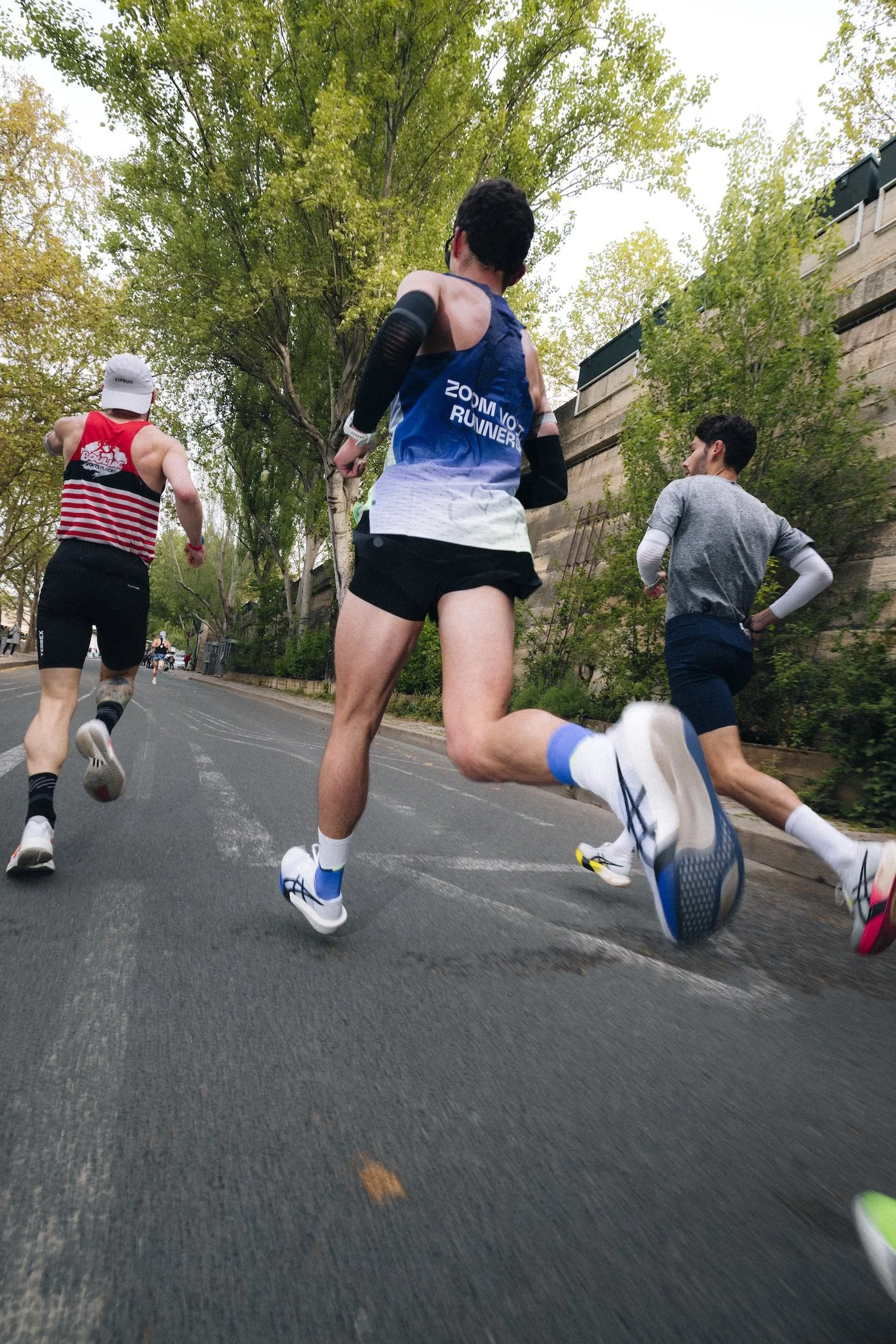 Coureurs de la team ZoomVoltRunners en pleine course, couverture photo d'un marathon pour ASICS