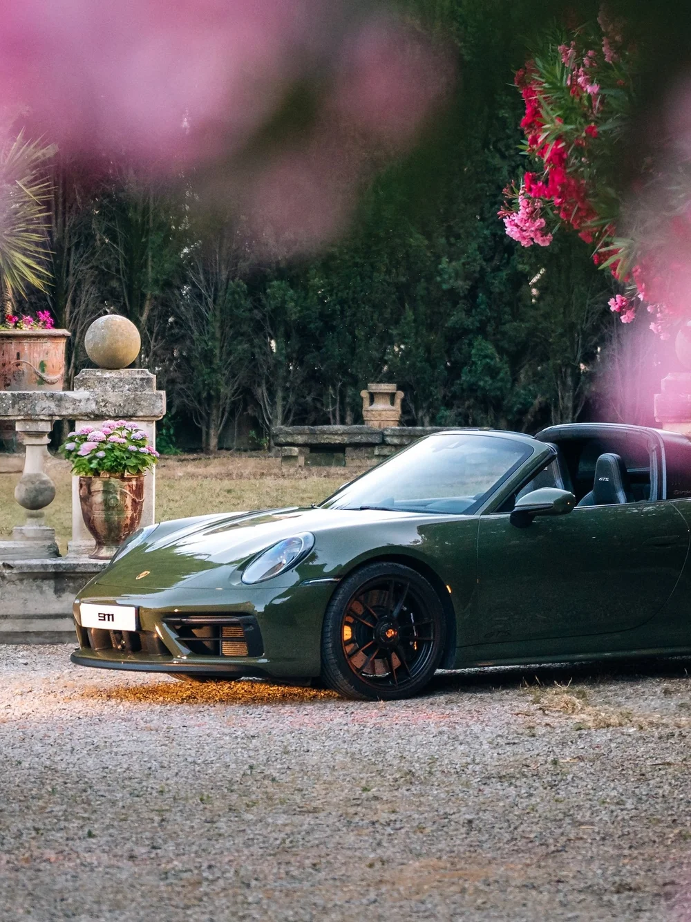 Porsche exposée dans un jardin pendant une soirée d'inauguration, photographie de soirée de marque