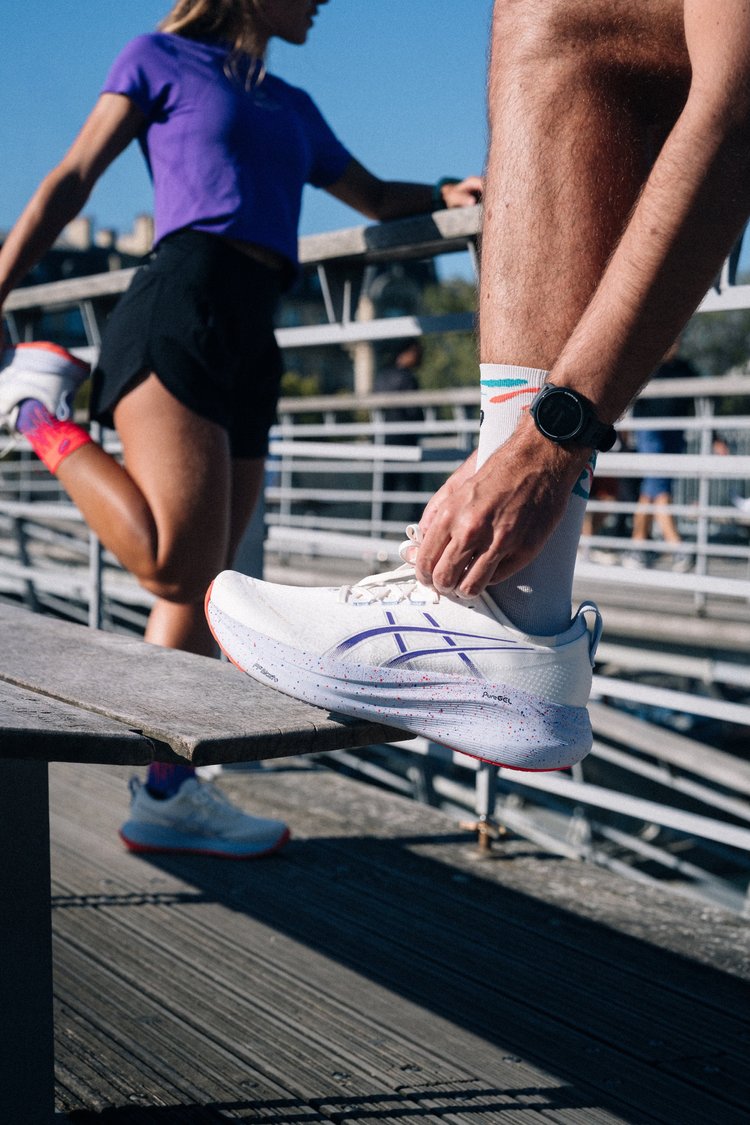 Coureuse ASICS qui ajuste sa montre avant une séance, tournage d'une campagne running