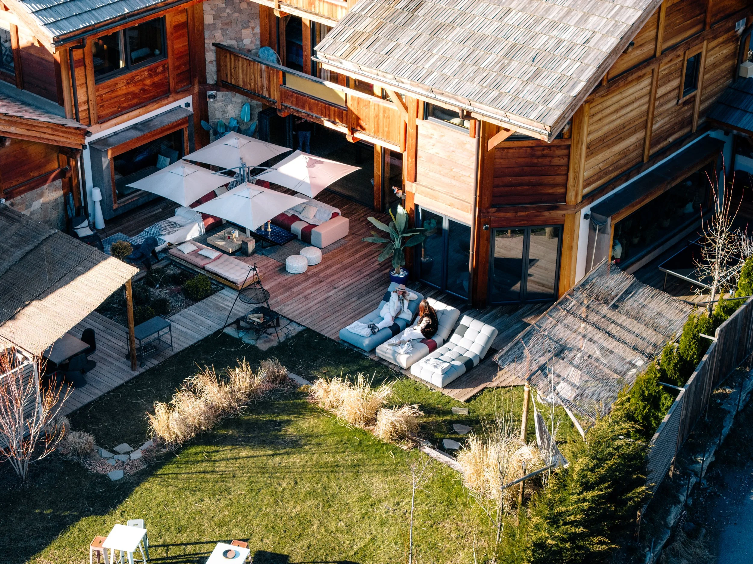 Vue aérienne par drone d'un chalet de luxe et de sa terrasse à Serre-Chevalier, Résidentiae