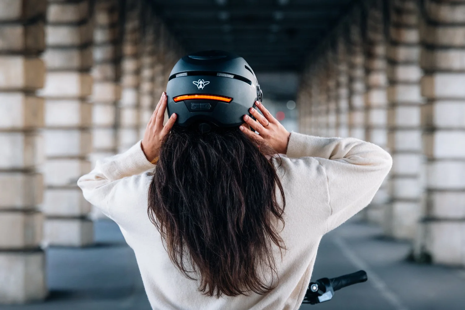 Casque CASR avec son feu arrière LED allumé, vidéo de démonstration produit