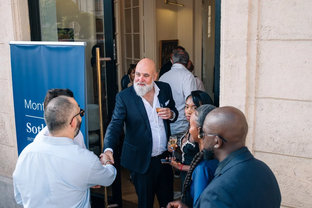 Poignée de main entre invités à l'entrée de l'agence Sotheby's Montpellier, photographe et vidéaste événementiel à Montpellier