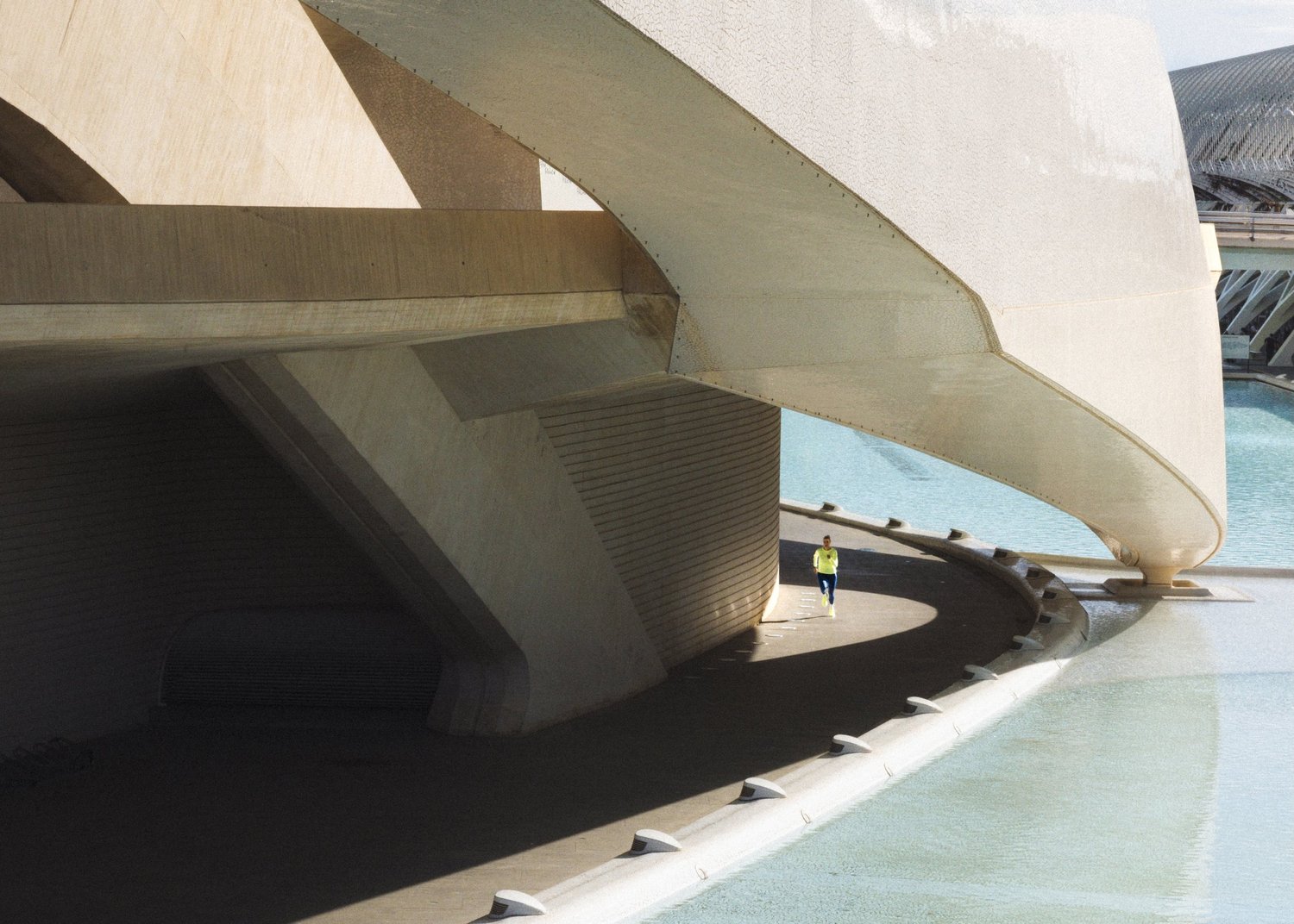 Coureuses New Balance sous une arche blanche au bord de l'eau à Valence, campagne de marathon méditerranéen