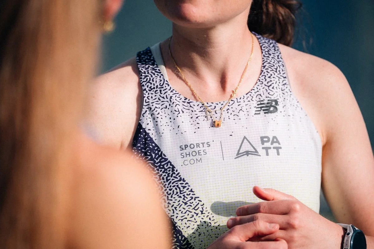 Détail d'un maillot de course New Balance porté par une athlète, photographie produit textile