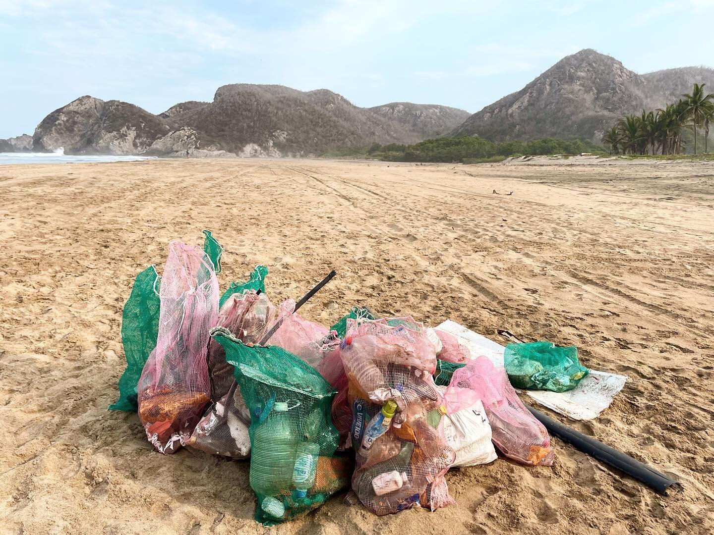 🌎 🌊 Con motivo del d&iacute;a mundial de los oc&eacute;anos, organizamos una jornada de limpieza en Playa Chica, Arroyo Seco, seguido de clases de surf para todos los ni&ntilde;os que asistieron con la colaboraci&oacute;n de nuestros amigos de @eco