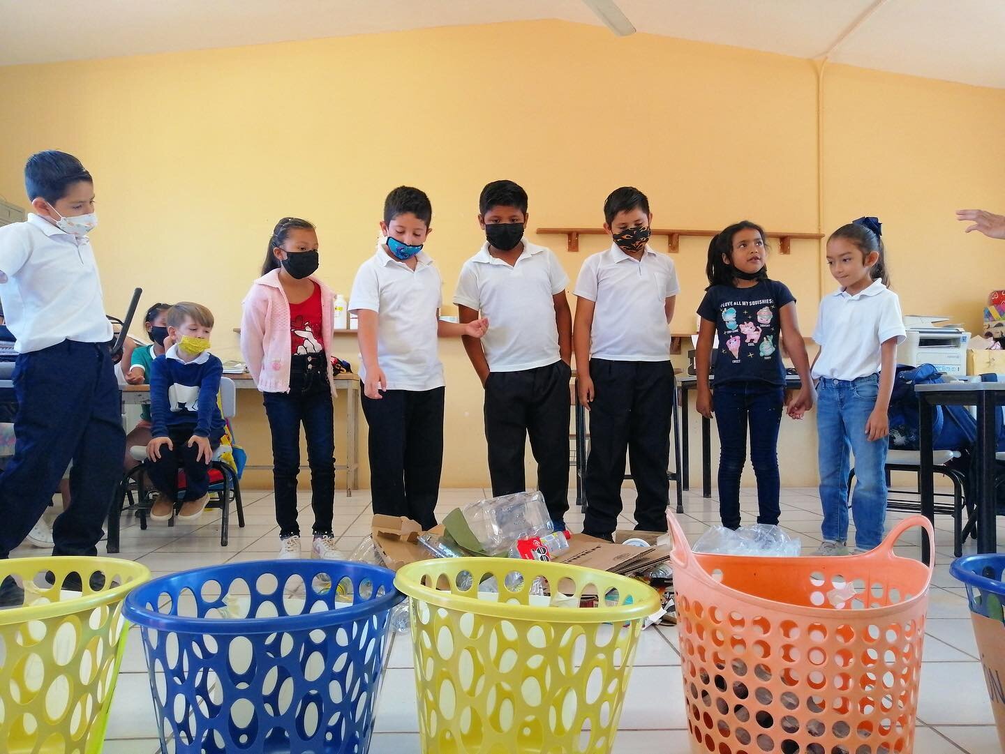 ♻️&iquest;Qu&eacute; va en cada contenedor ?

Les ense&ntilde;amos a los ni&ntilde;os de las escuelas primarias de Arroyo seco y Emiliano Zapata, c&oacute;mo separar la basura en los 5 contenedores que ser&aacute;n instalados en sus escuelas. 
🥤pl&a