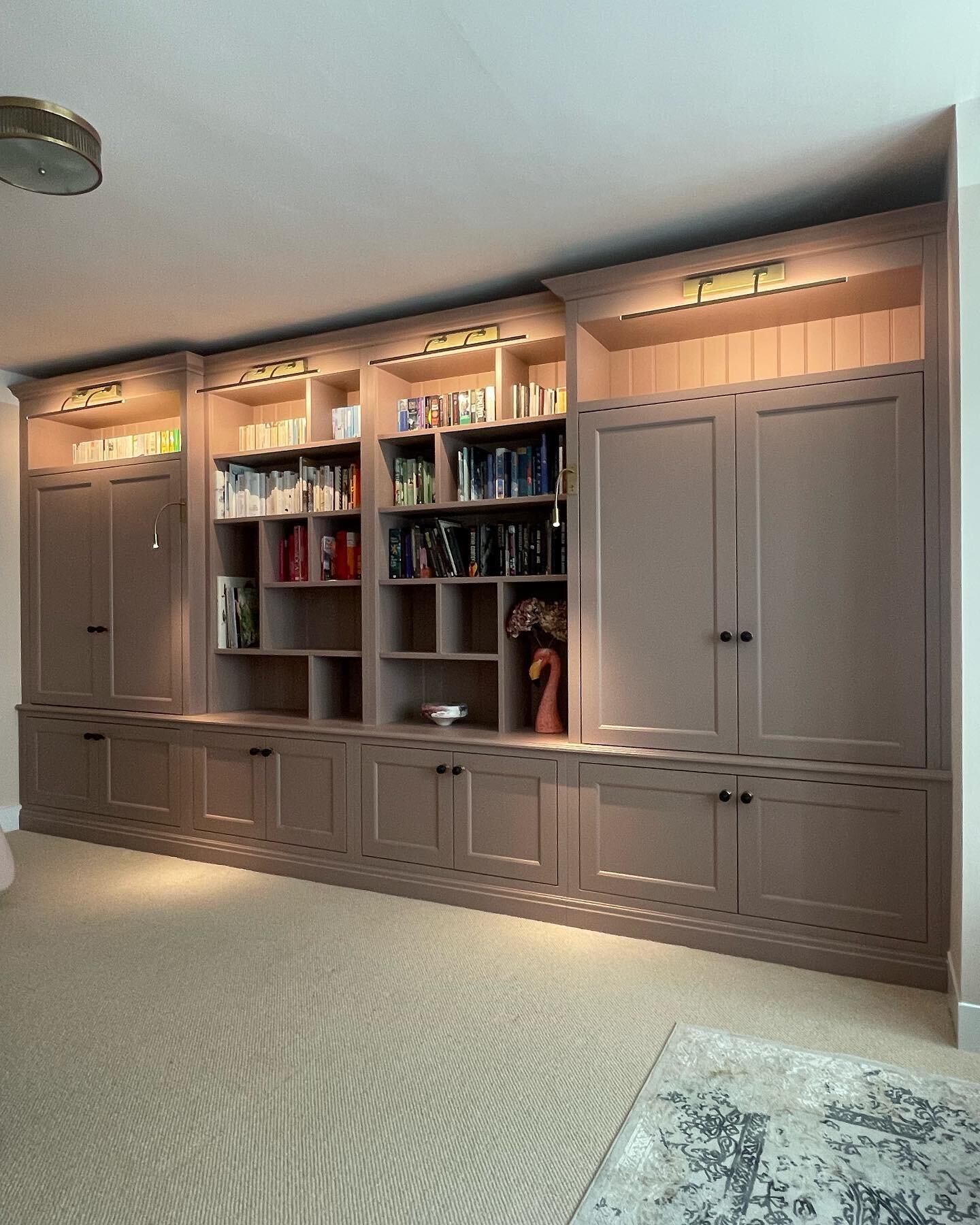 A beautiful cabinetry project recently completed in Wargrave. It&rsquo;s been a pleasure to design and build this one and I love the customers colour choice 😍
This multi-functional piece incorporates a stunning drinks cabinet, plenty of storage and 