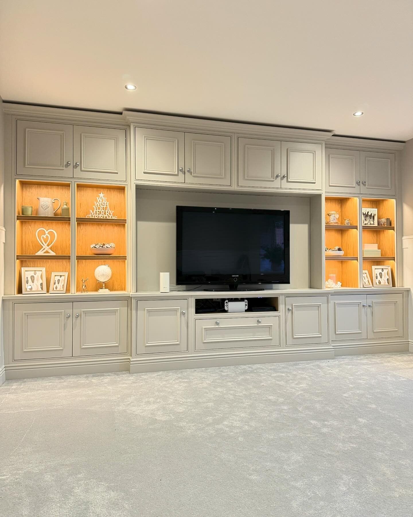 It was lovely to pop back to take another look at this stunning in-frame media unit now that the customer has added their finishing touches to it 😊
Sprayed in @farrowandball &ldquo;Cornforth white&rdquo; by @sprayfinishes 

3D visuals provided by @a