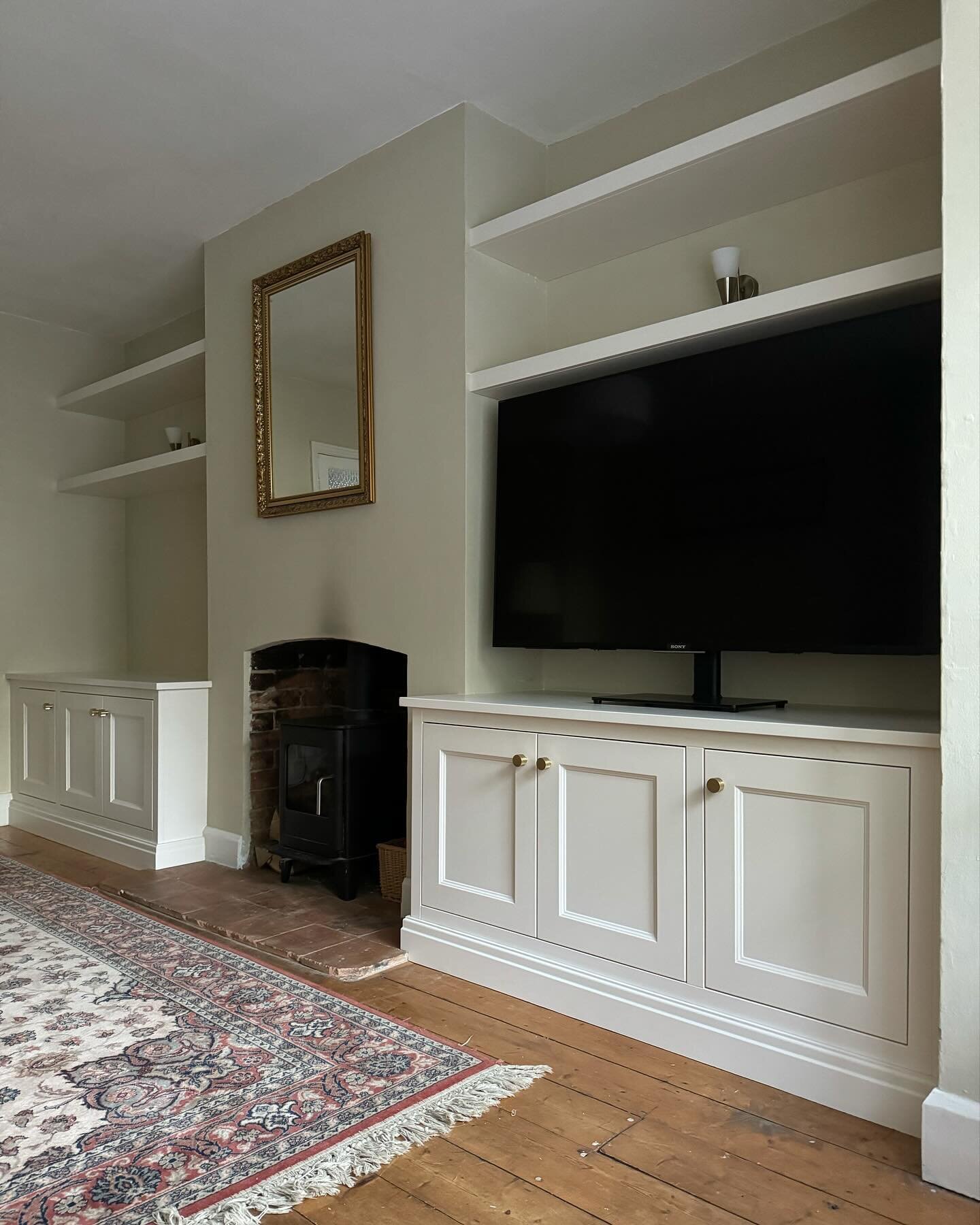 A lovely pair of alcove units with floating shelves completed this week. Spray finished in @lick &ldquo;white  03&rdquo; with oak veneer internals finished in @osmo polyx oil.
Brass handles from @plankhardware

3D visuals provided by @ao_interior_des