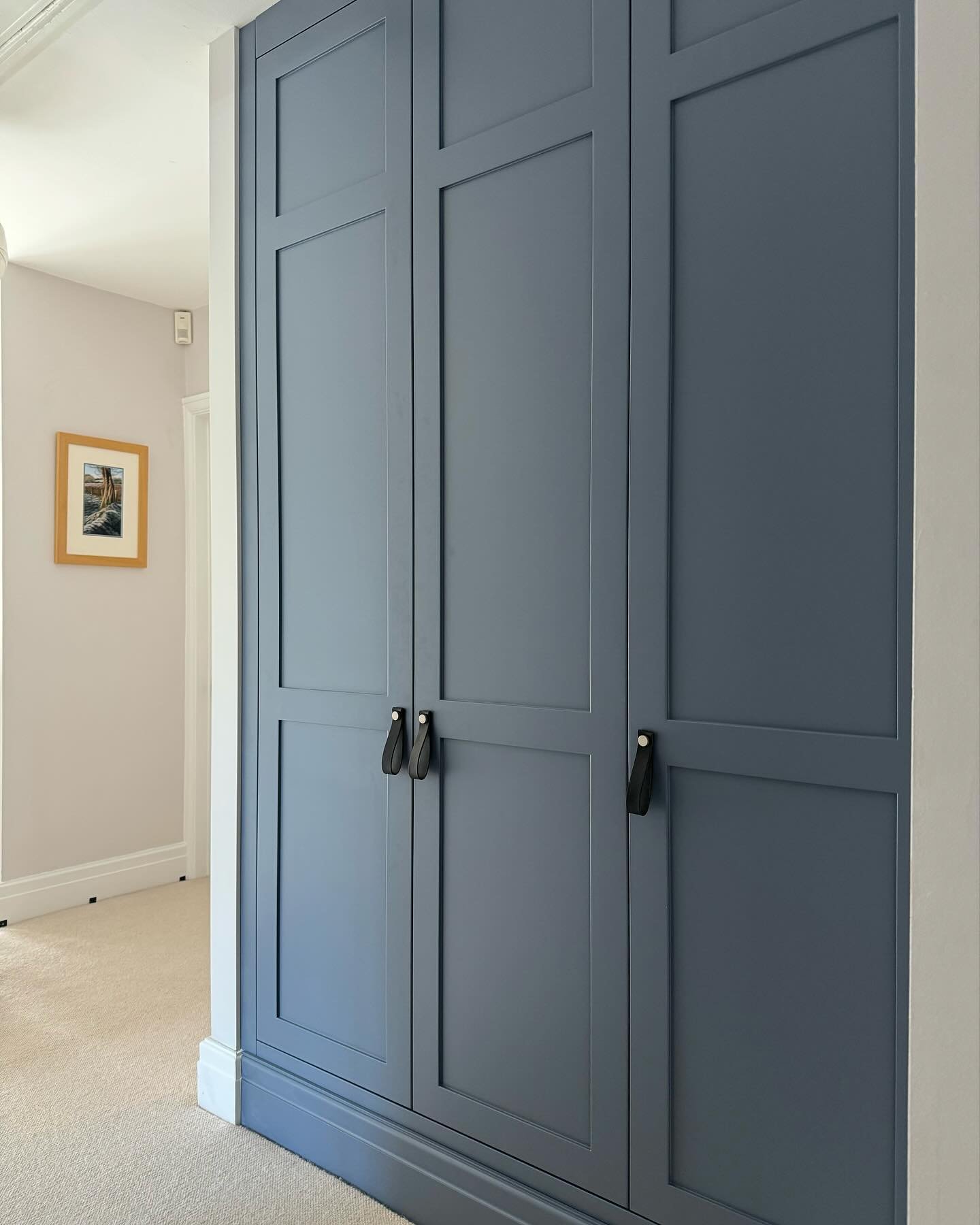 A lovely wardrobe recently completed in Caversham Heights. With a mix of shelving and hanging space. Consisting of oak veneered internals decorated in an @osmo_uk &ldquo;Tobacco&rdquo; stain and complimented with LED strip lighting on sensors.

Handl