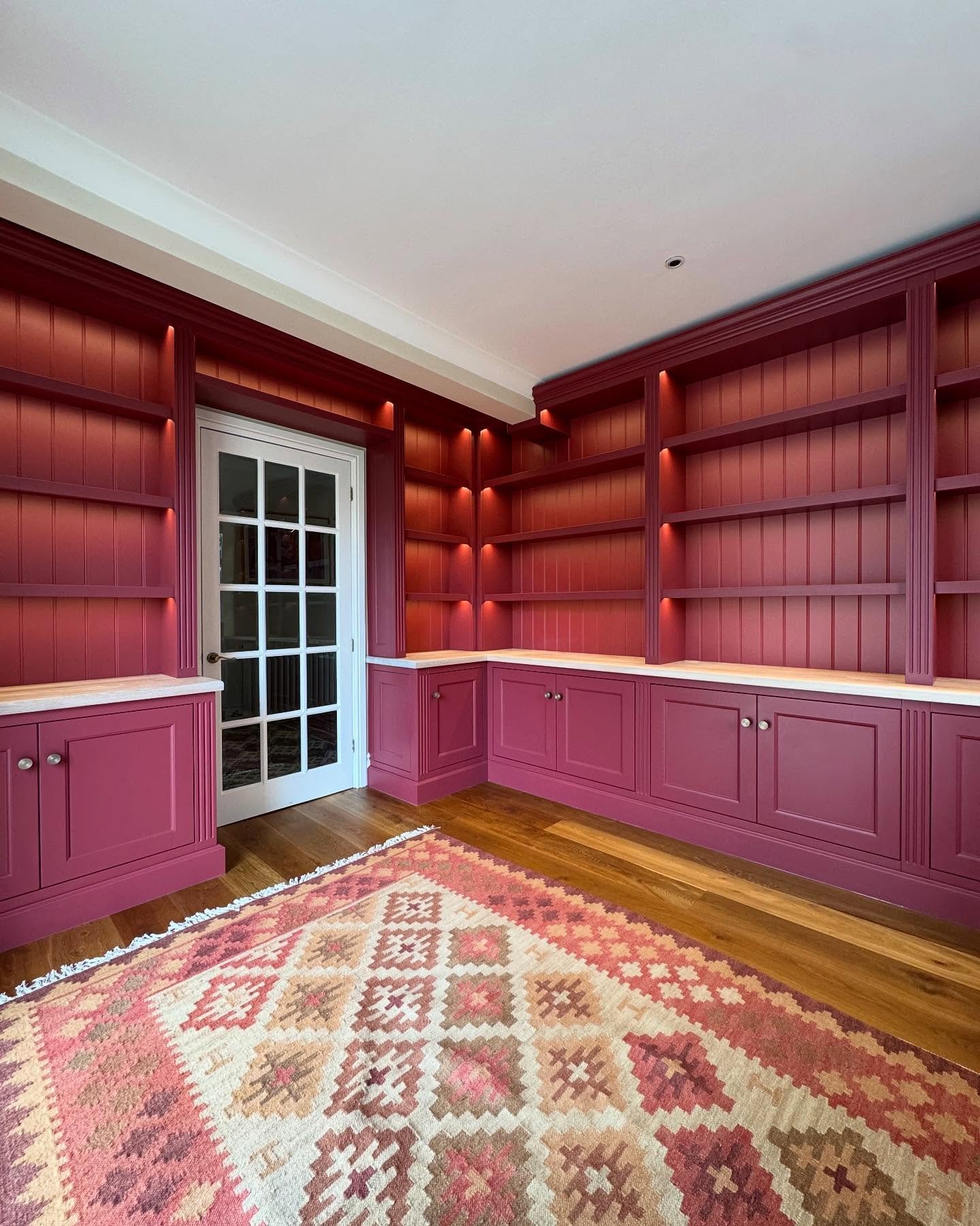 B O O K C A S E  G O A L S

A beautiful wraparound bookcase recently completed in Preston Crowmarsh Wallingford.
It&rsquo;s been a pleasure to design and build and I love the customers bold colour choice 😍

Consisting of a square in frame design wit