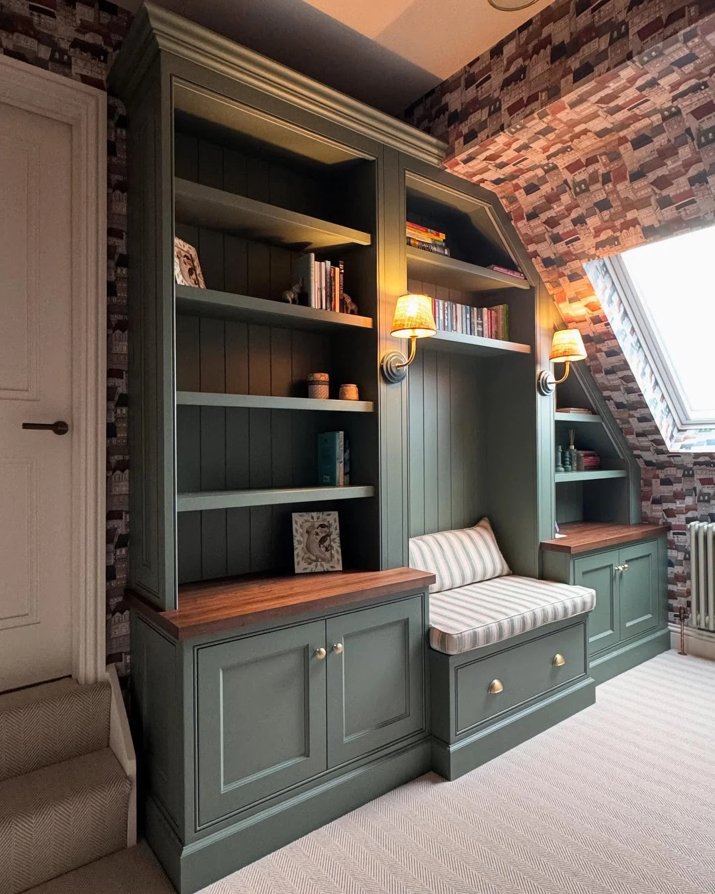 A beautiful project where character meets comfort ✨
This bespoke bookcase and reading nook combine a warm, tailored palette with feature bookcase lights, subtle integrated lighting, and a custom-made upholstered seat to create a truly inviting and c