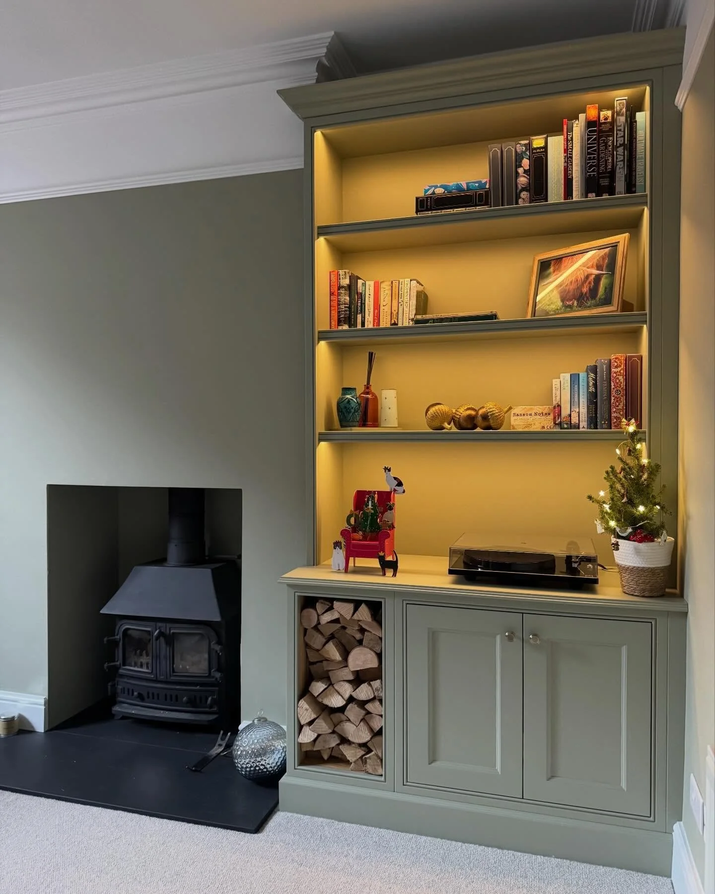 A closer look at this bespoke single alcove unit,
Designed to balance beauty and practicality, this piece features oak-veneered internals, cock-beaded face frames and beaded shaker doors, all spray finished in Farrow &amp; Ball Lichen for a beautiful