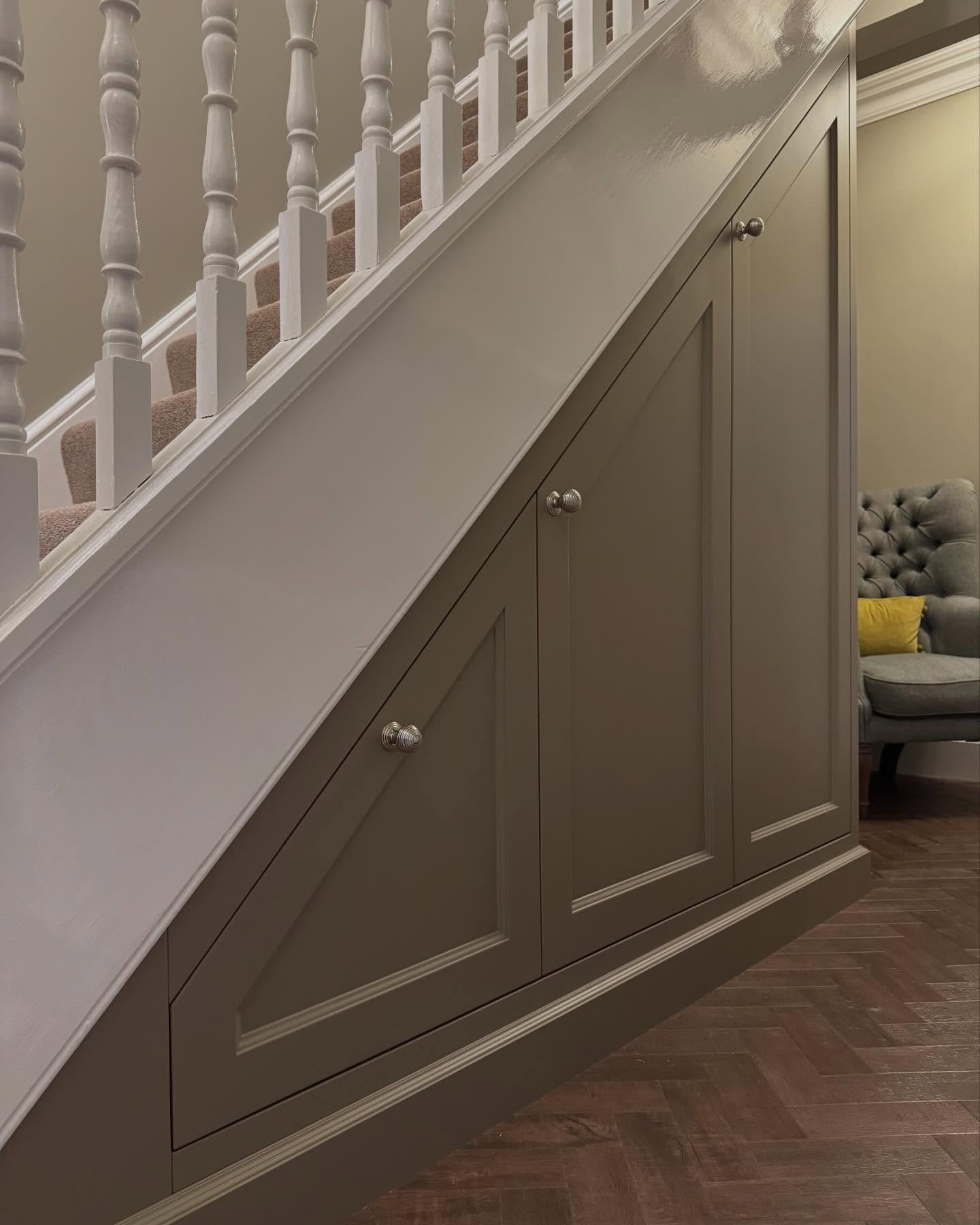 A beautifully considered understairs storage solution where classic detailing meets everyday practicality. Featuring two Ogee moulded shaker doors and a carefully detailed end panel to match, this design maximises space without compromising on style.