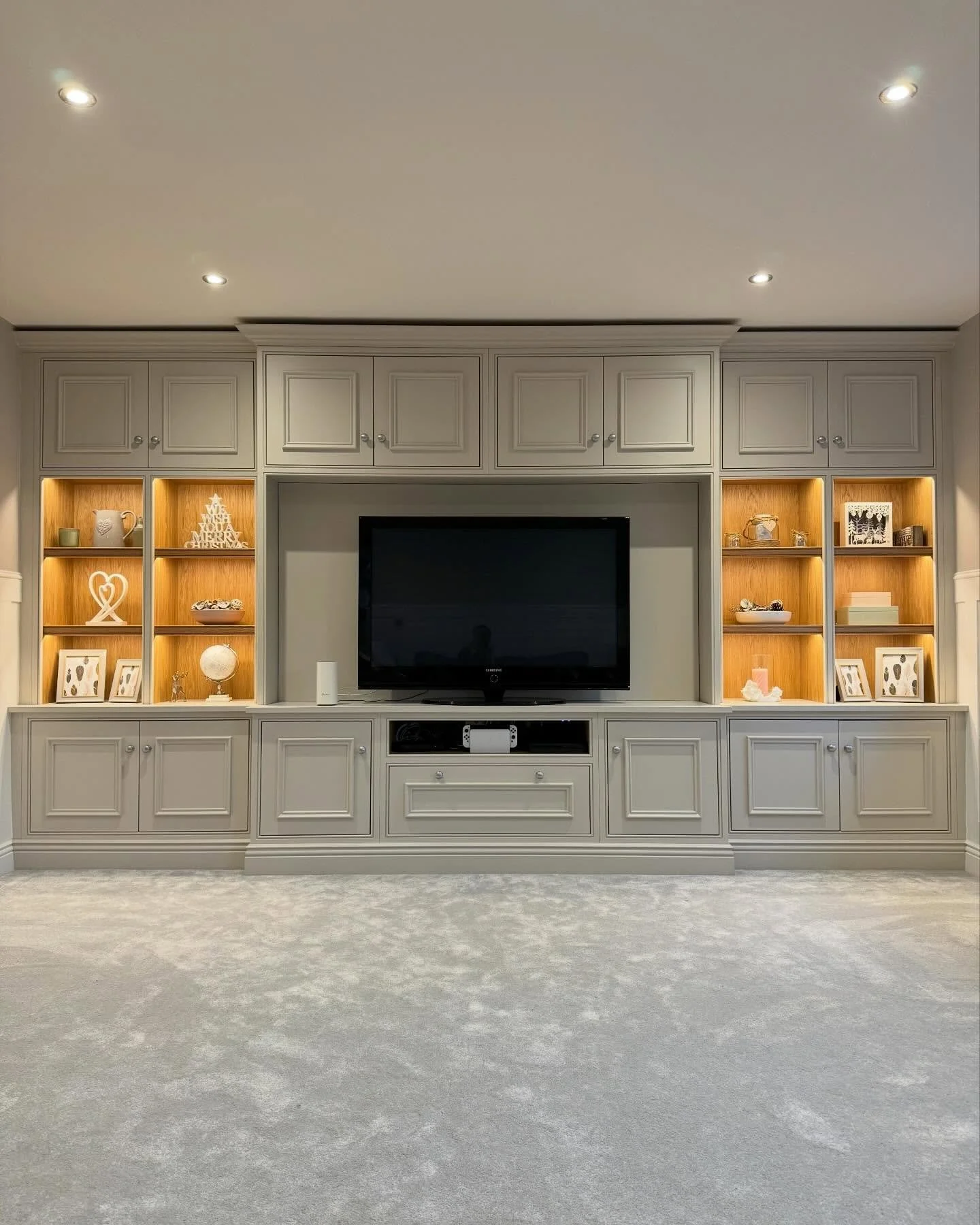 Still one of my favourite spaces ✨

A timeless design with a place for everything, proof that storage can be just as beautiful as it is practical. The warm oak open sections add the perfect contrast with the lighting, while the mirrored upper and low