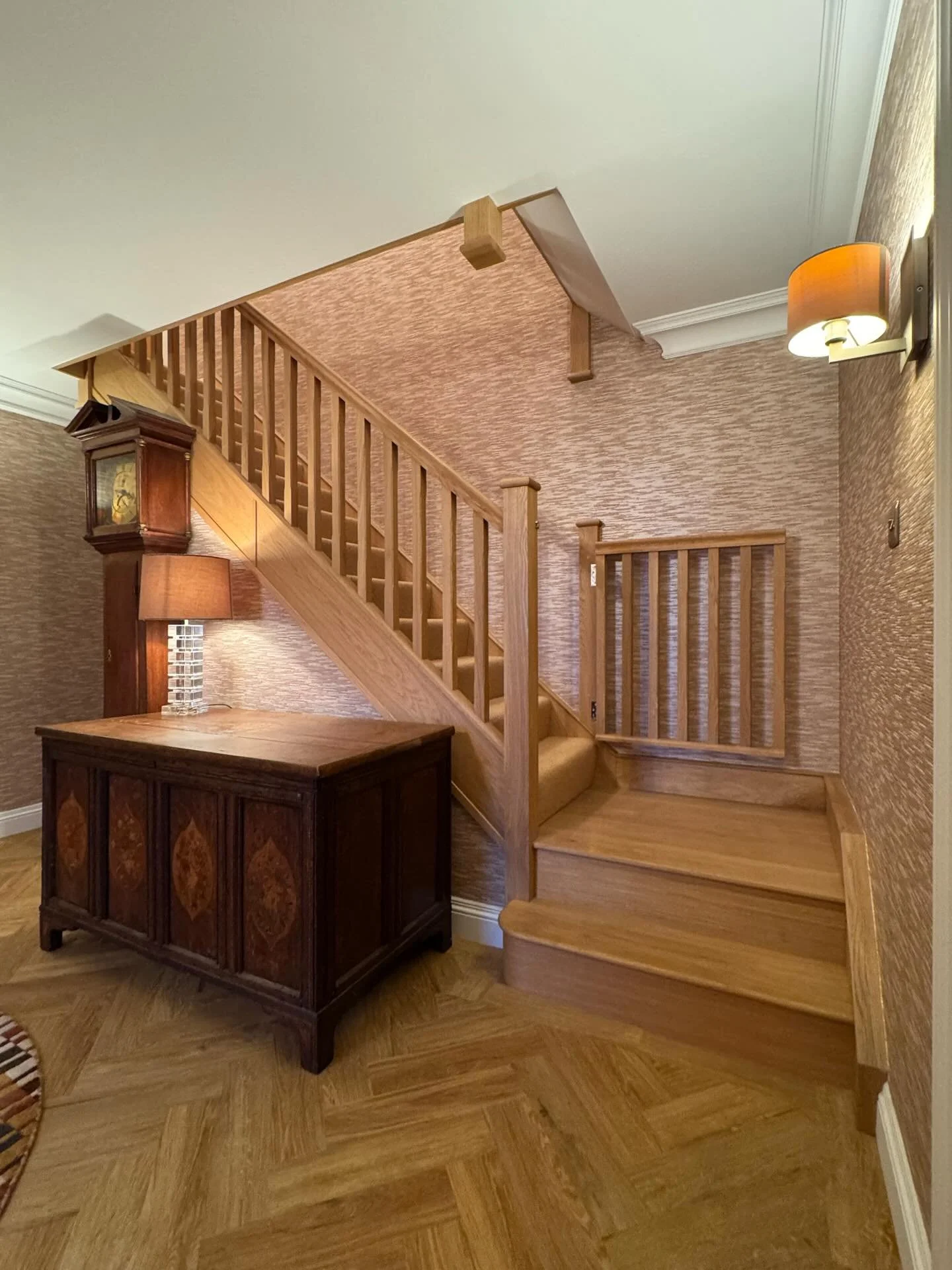 Swipe to the end to see the before 👉🏻

This staircase renovation was all about elevating what was already there and giving it a far grander presence.
The existing carpeted half-landing has been reworked into a solid oak half-landing, instantly chan
