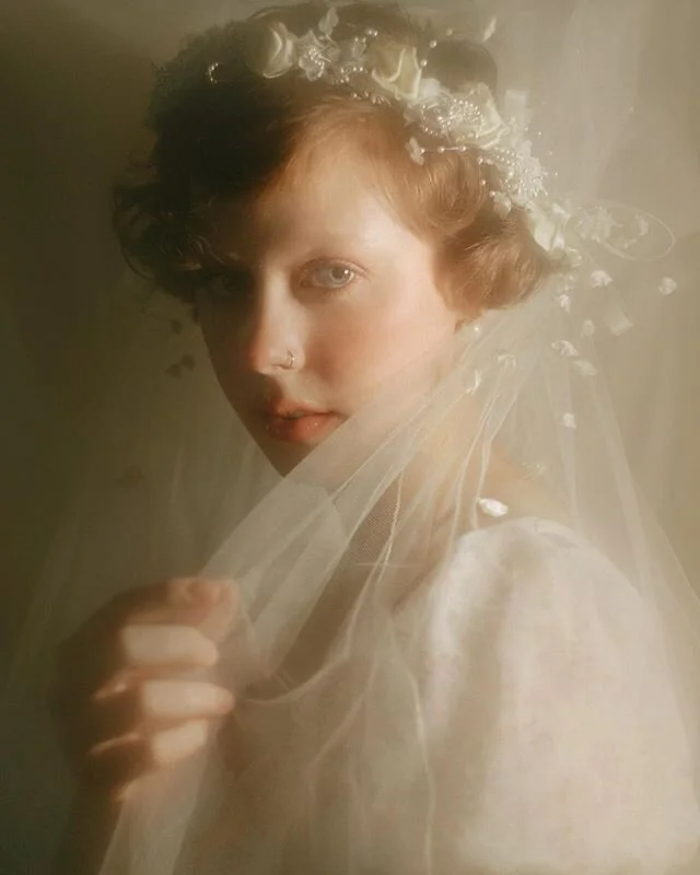 The 90s called, they want their bride back 
In frame 📸: @clar.en