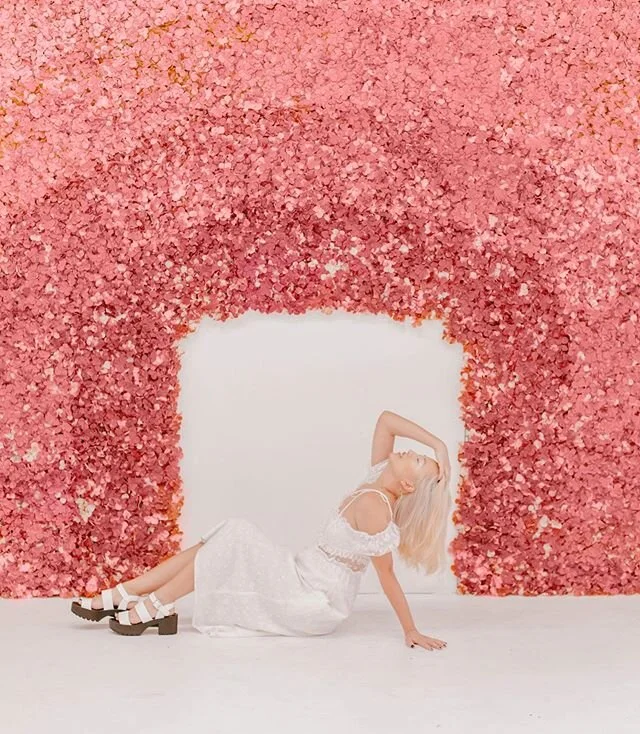 Yes I&rsquo;m blonde now and yes, blondes do have more fun 👸🏼
.
Had a great time at @flowervault with @alexgiraffeyay yesterday! Y&rsquo;all know I couldn&rsquo;t pass up this awesome photo op