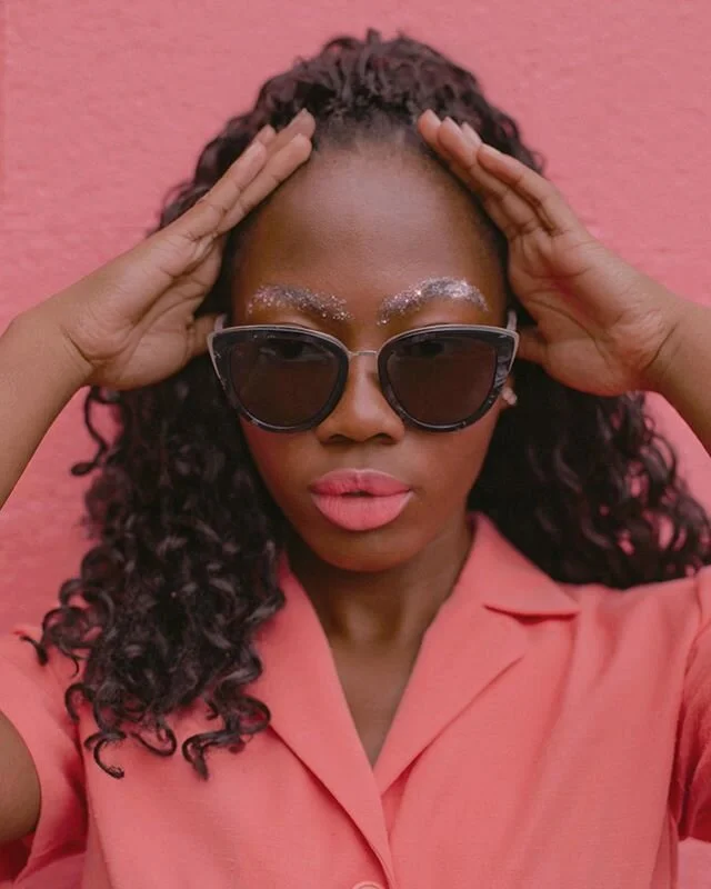Tosin wearing Lexi Acetates in Night Moves Smoke from @woodzeeinc 🌸🌸 Summer may be over but that doesn&rsquo;t mean you can&rsquo;t treat yo self to some new sunnies 😎 #mywoodzees
.
.
.
In frame 📸: @_oxytosin 
#digitalinfluencer #woodzee #sponsor