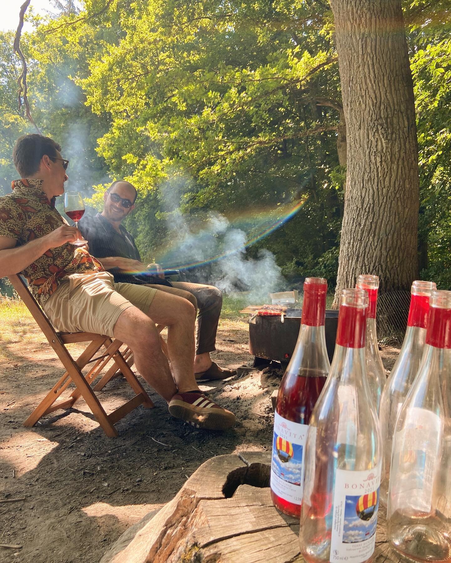 Arrosticini and @bonavitafaro Sicilian ros&eacute;&mdash;4000 bottles are made per year from 60 year-old, natural-grown vines. 

With notes of cardamom, pomegranate and cranberry, it is a mineral, easygoing wine&mdash; a must for summer bbqs! 🌸🌞