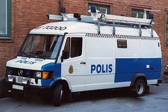 Putte köpte en gammal polisvan, som han senare byggde om till en van att bo i. På bilden är den fortfarande polismålad i blått och vitt, med en pepitarutig bård vid droplisten.