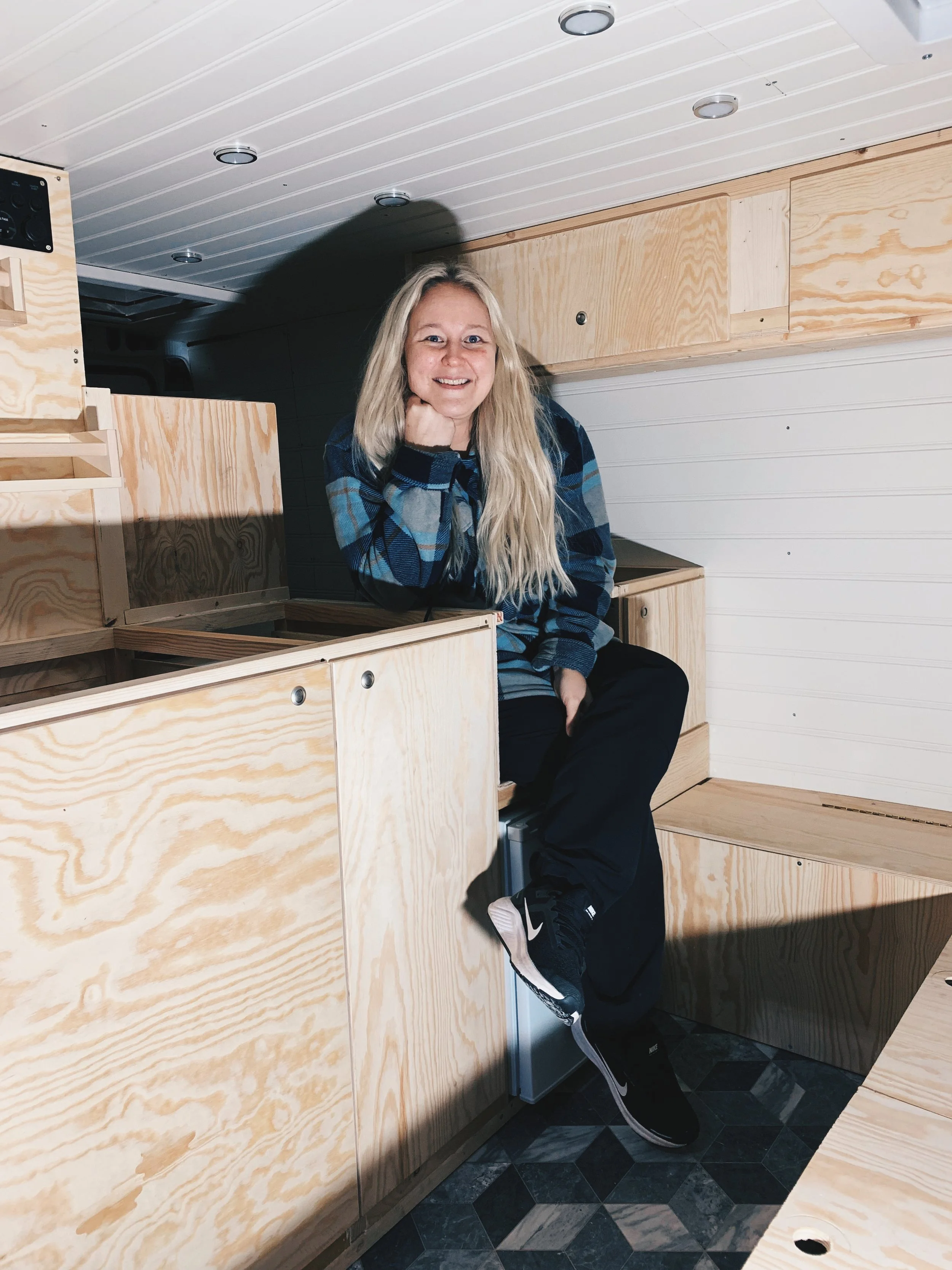 Linnea sitter i sin egenbyggda van.