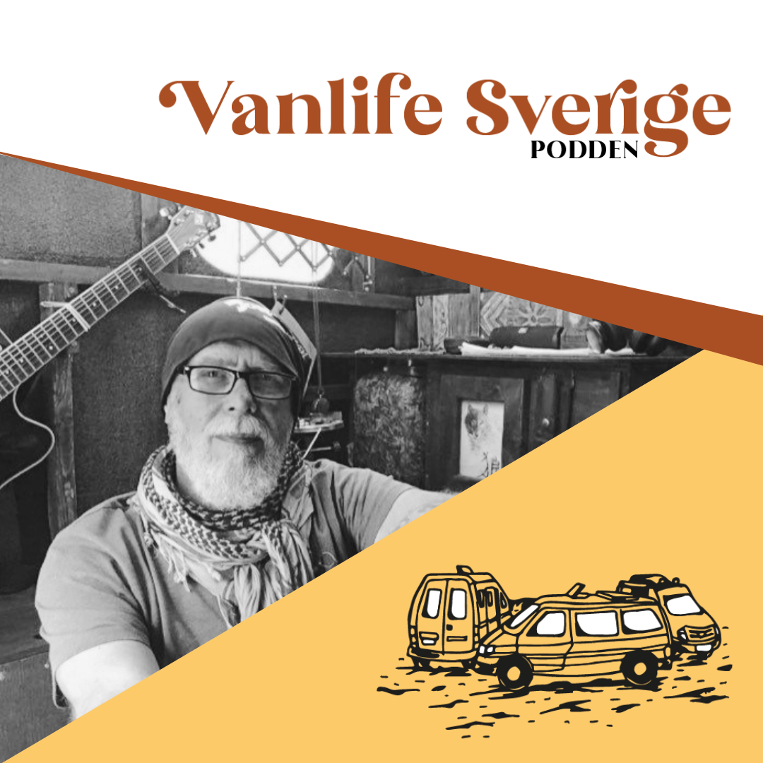 Avsnittbild med texten "Vanlife Sverigepodden" med en bild på Hasse som sitter inne i sin egenbyggda bolåda.
