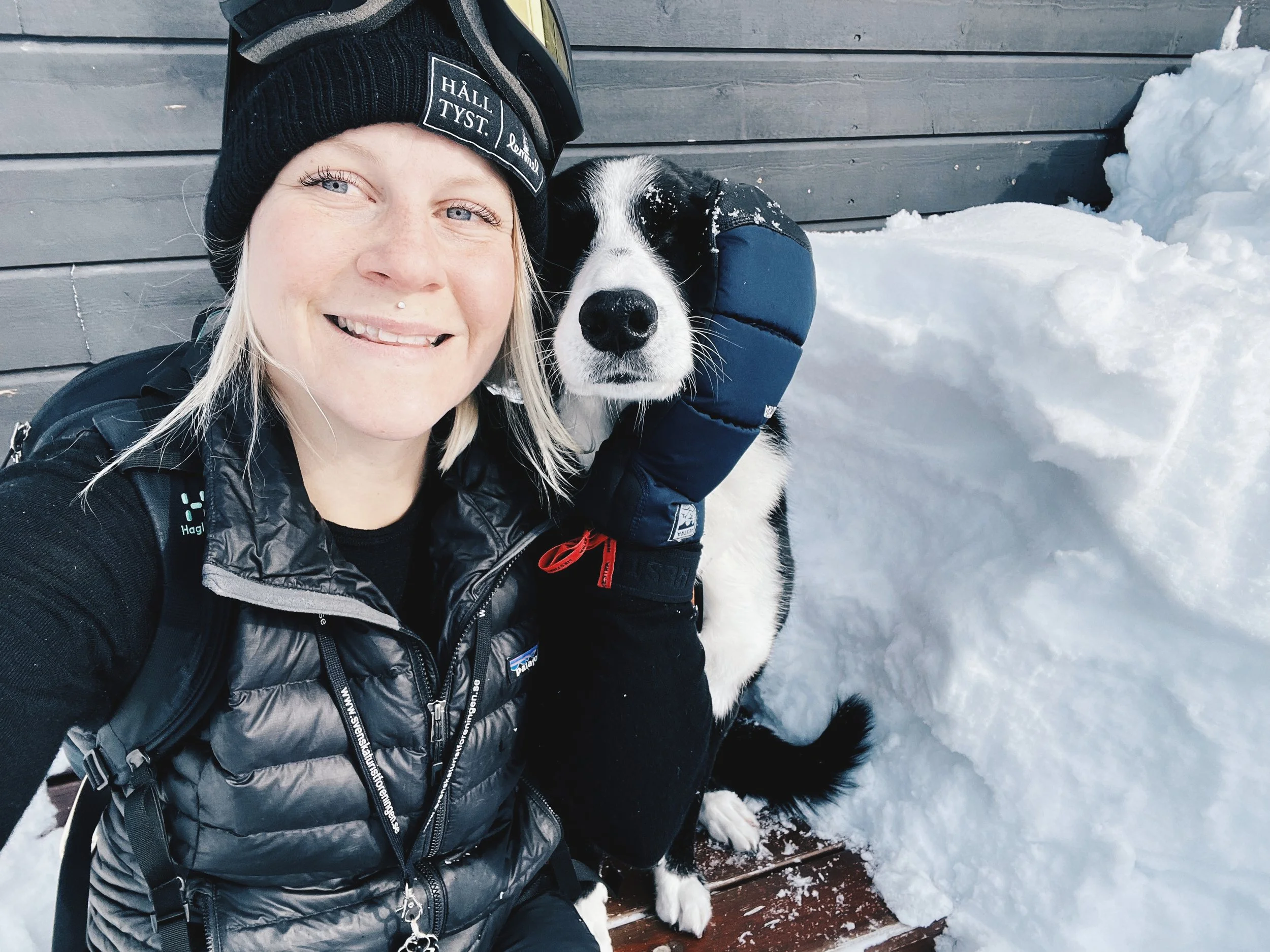 Malin tillsammans med unden Ila i en snödriva.