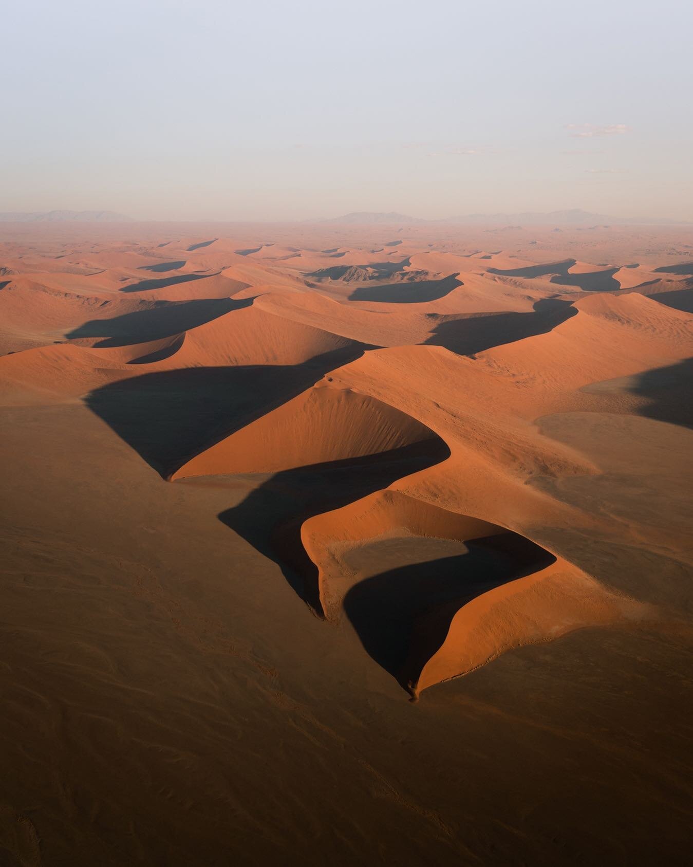 These moments are the ones to look back for. Flying over the endless dunes of the Namib desert as the last light faded over the horizon will definitely always stick with me as one of my favourite experiences while traveling.
.⠀
.⠀
.⠀
.⠀
.⠀
#adventure