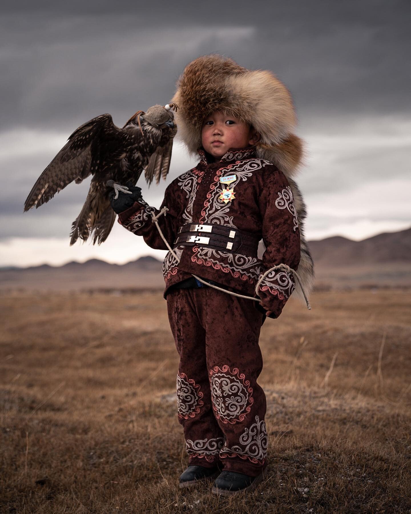 ⁣I'd like to introduce you to Ernar, a young eagle hunter of 4 years old learning this fascinating tradition from his father Talap. Until being around 13 years old kids practice with falcons as they still don't have enough strength to hold a fully gr