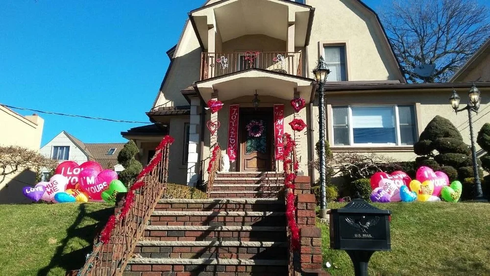 B & R Christmas Decorators Inc