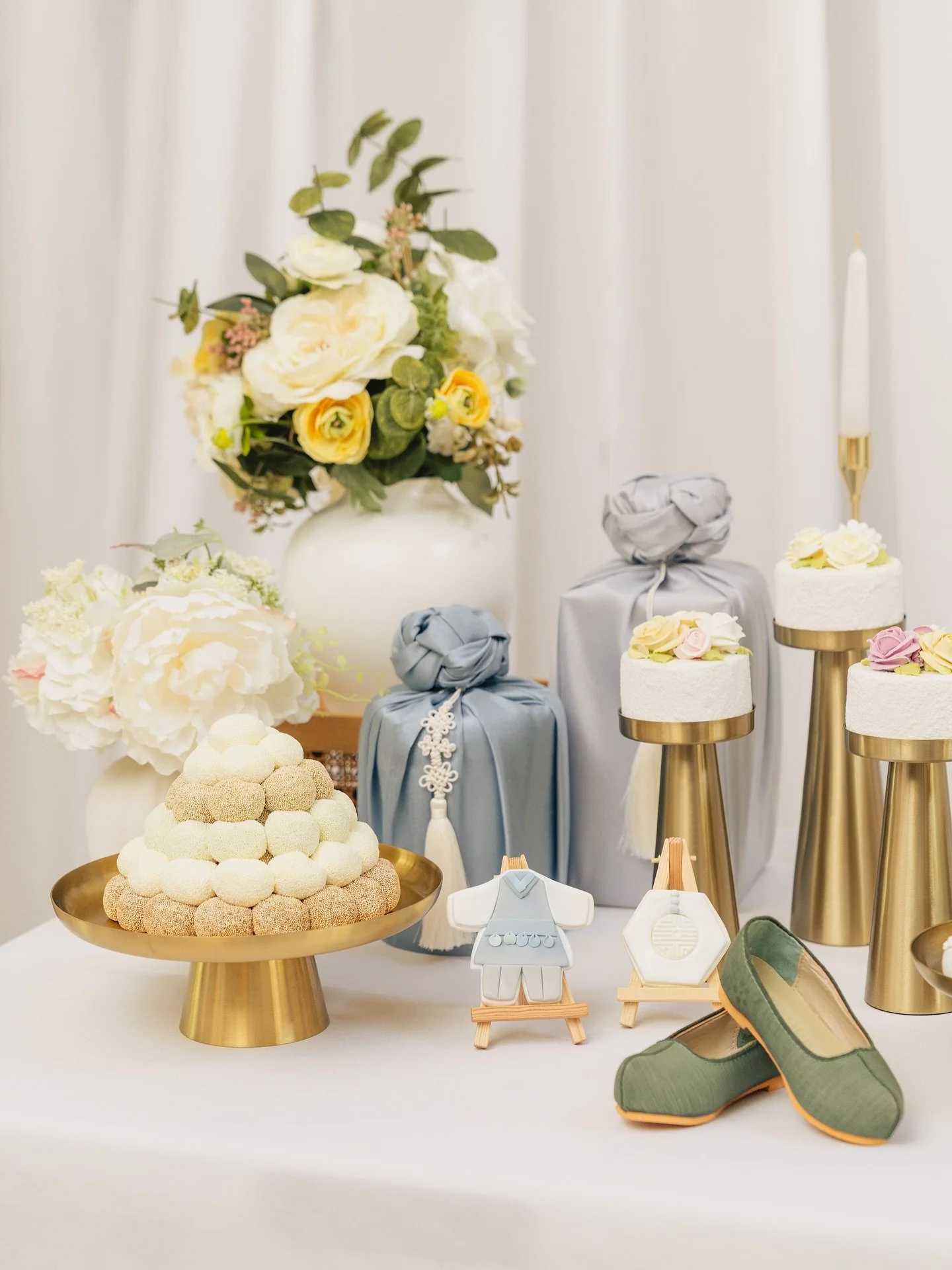 We&rsquo;re officially settled in Chicago! One week in and I had a quick 24 hour trip back to Austin for the third Dohl session within a month. Throwback to this sweet at-home Dohl/First Birthday for Teddy 🧸🩵

Photography: @janeyunphoto 
Decor: @me