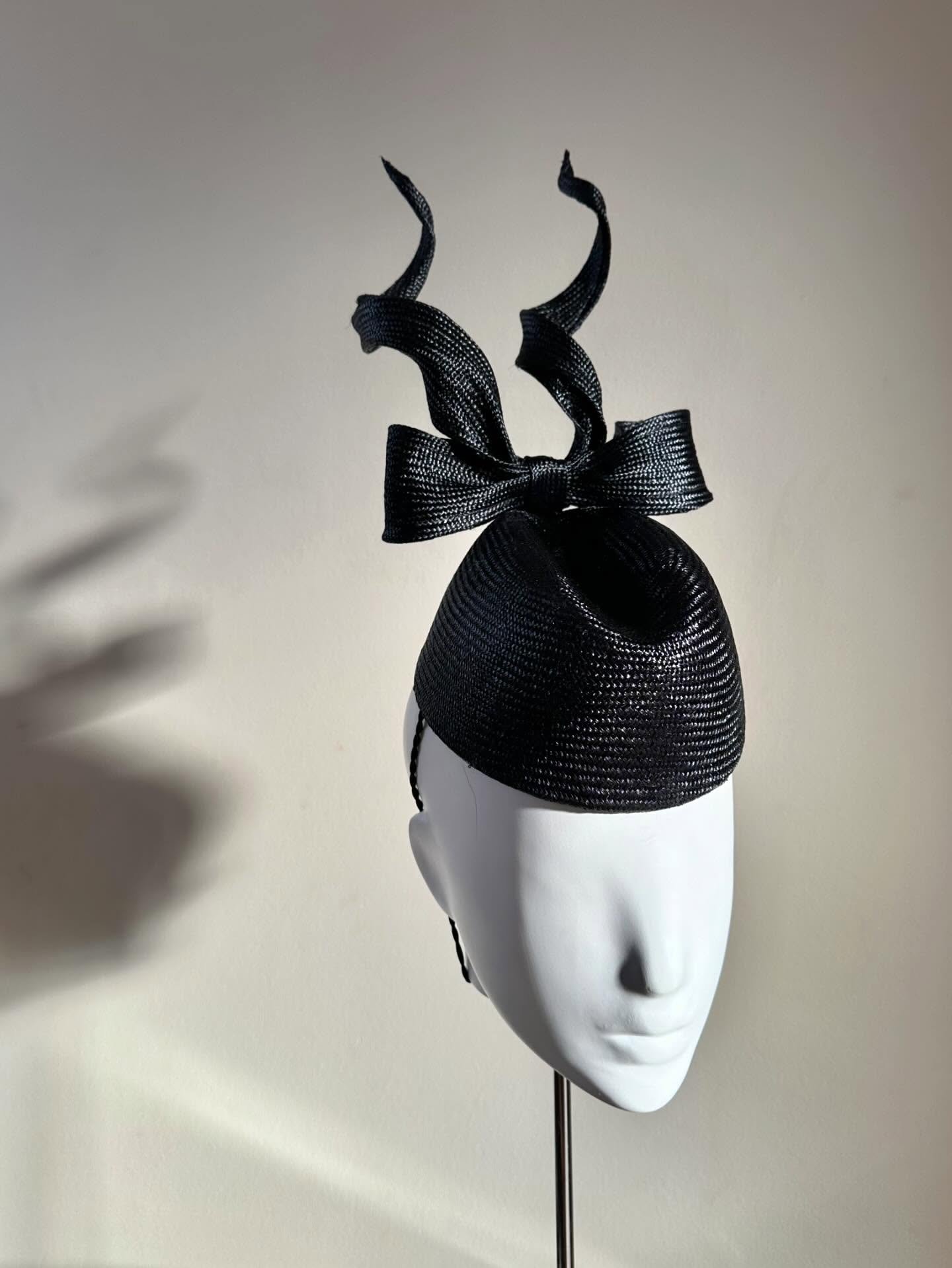 This French navy beauty was a custom piece from earlier this year for one of my fav clients ❤️

 
#millinerycouture #transparency #sustainability #bespoke #artisan #couture #slowfashion #myhandsmadeyourhat #fotf #springracing #cocktailhat #millinerya