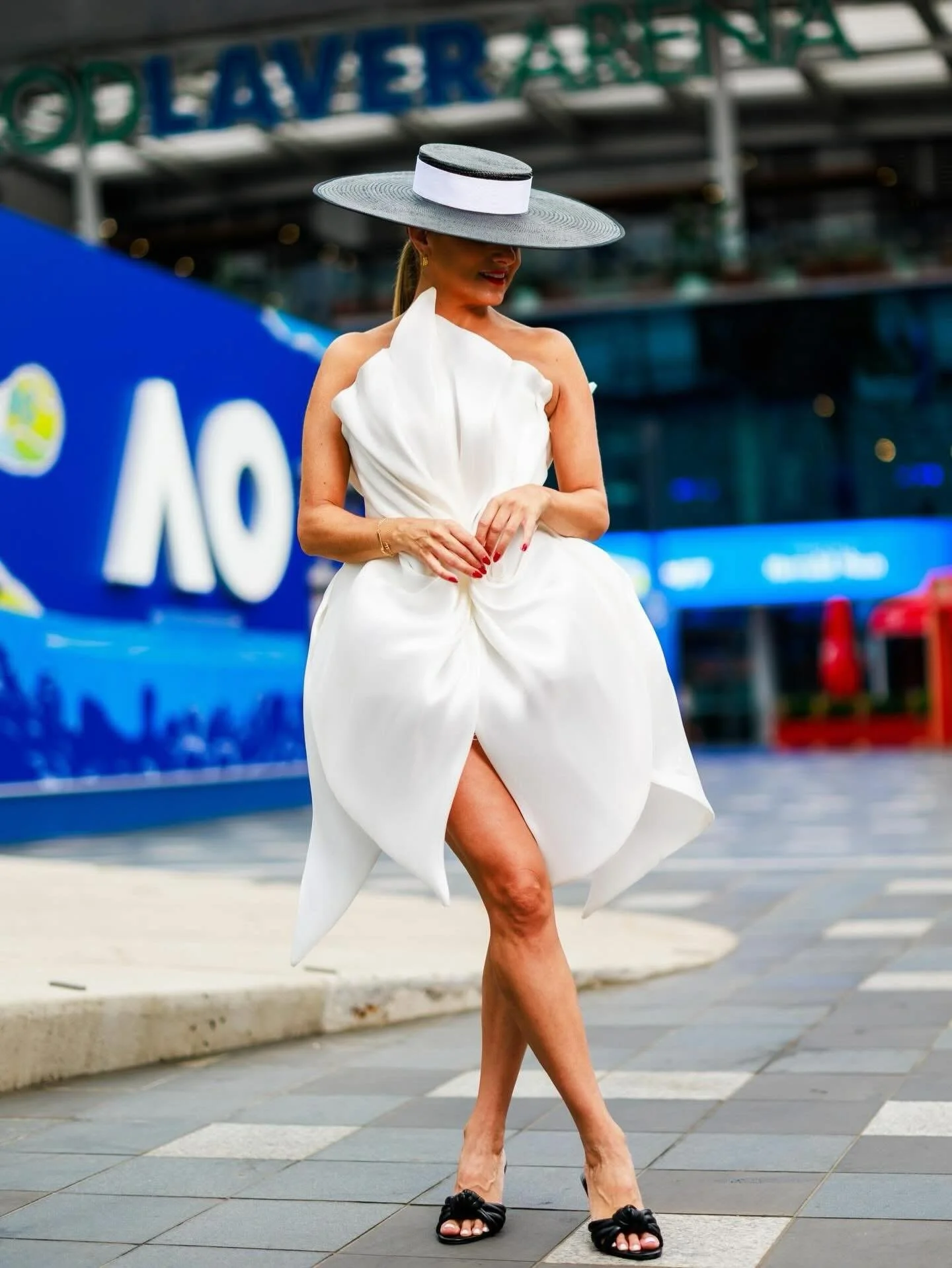 Elite looks on the court from @fashion_critical wearing this incredible frock form @seanrentero styled with my black boater with white band for a chic fit.