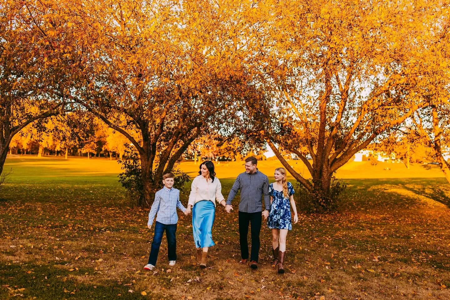 FALL IS FALLIN&rsquo;! The leaves are beautiful and this family is simply glowing amongst them! I love you, Autumn, you beautiful Queen. 🍁✨🫶🏼&hearts;️