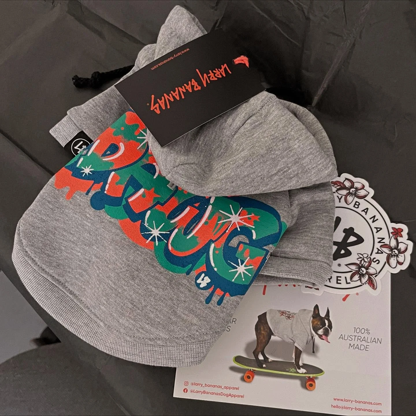 Big news! Larry Bananas Apparel is now officially shipping to the USA 🇺🇸✨
Streetwear for dogs that&rsquo;s louder than your bark - now shipping coast to coast 🐾
.
#dropitlikeitshot #larrybananas #nowintheusa #larrybananasapparel #dogwear #dawgwear