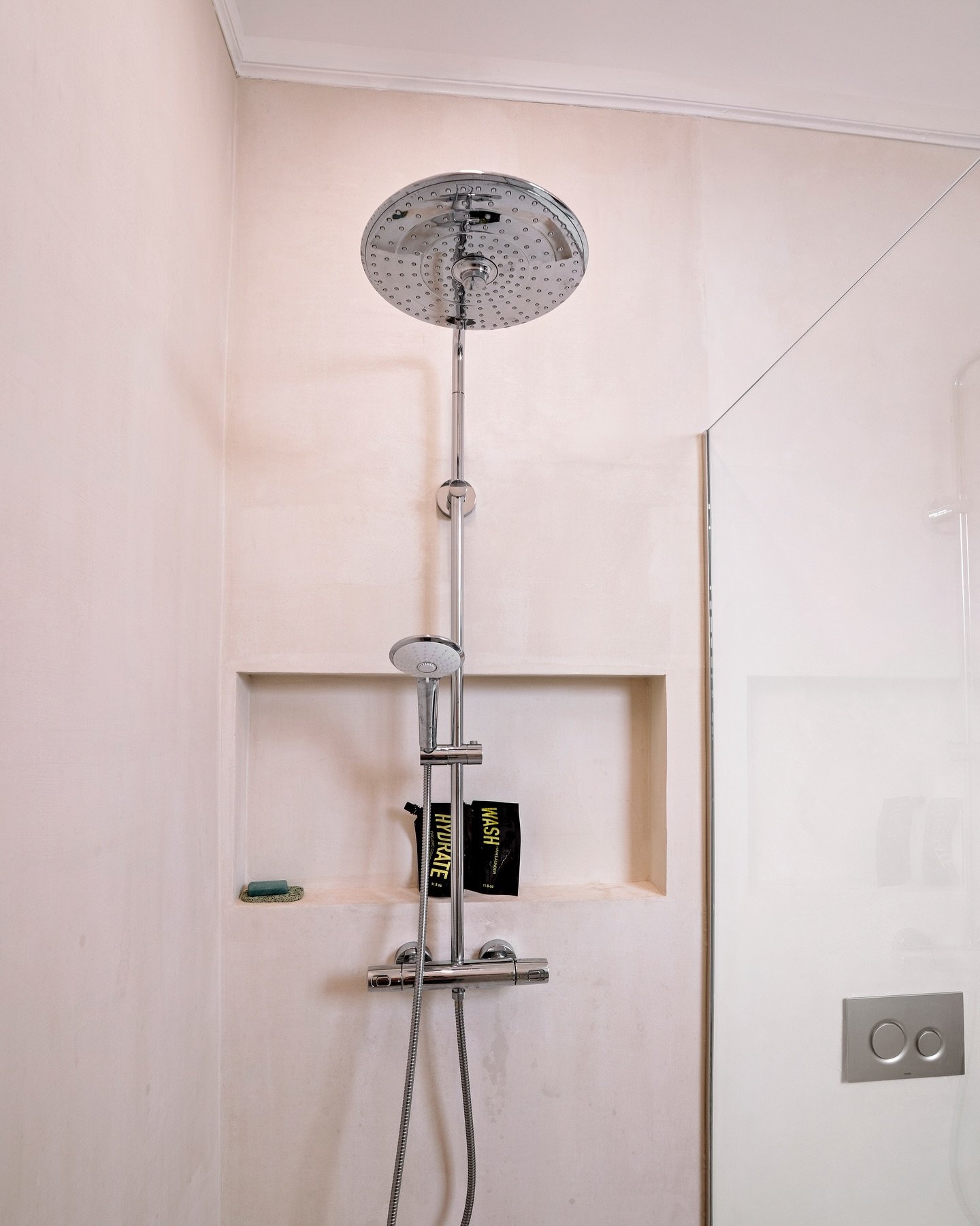 Bringing the best of both worlds together in this latest project! ✨ We seamlessly blended modern and antique elements to create a space that&rsquo;s both timeless and functional.

🛁 Walls &amp; Shower &ndash; We used Tadelakt Shower Plaster and lime