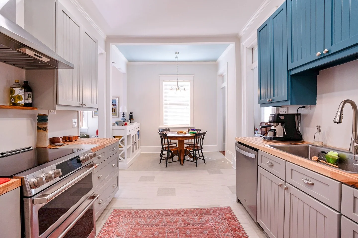 Transformation Tuesday: before and after kitchen renovation ✨

#beforeandafter #contractor #renovation #construction #interiordesign #homerenovation #home #design #realestate #homedecor #homeimprovement #renovationproject #architecture #remodel #reno