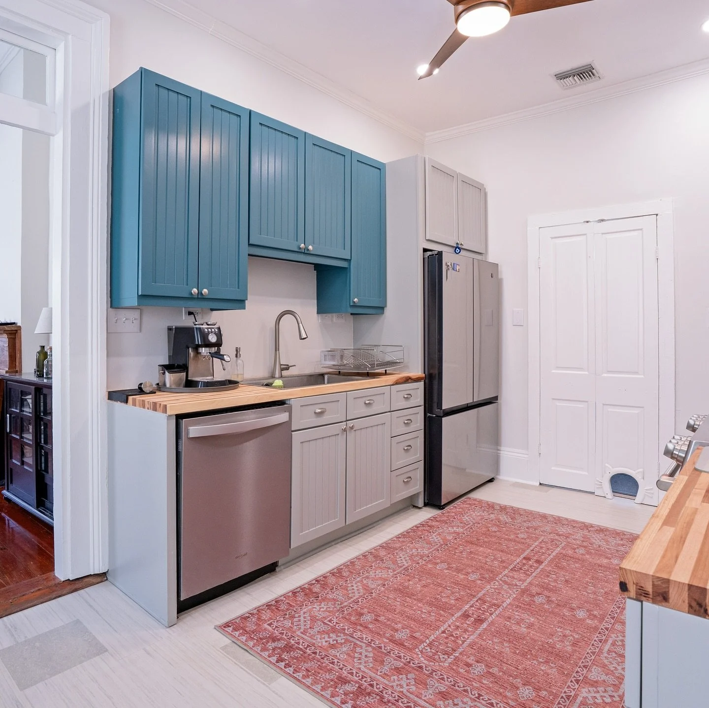 Transformation Tuesday: before and after kitchen renovation ✨

#beforeandafter #contractor #renovation #construction #interiordesign #homerenovation #home #design #realestate #homedecor #homeimprovement #renovationproject #architecture #remodel #reno